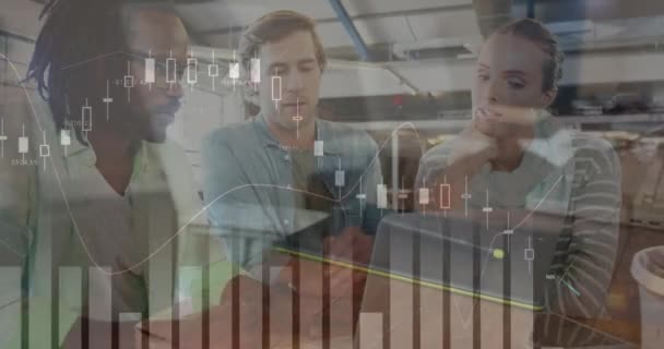 Statistické Zpracování Dat Proti Různým Kancelářským Kolegům Diskutujícím Notebooku Kanceláři — Stock video