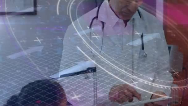 データ処理上のタブレットを使用して白人男性医師のアニメーション グローバル医療とデジタルインターフェースの概念デジタル生成されたビデオ — ストック動画
