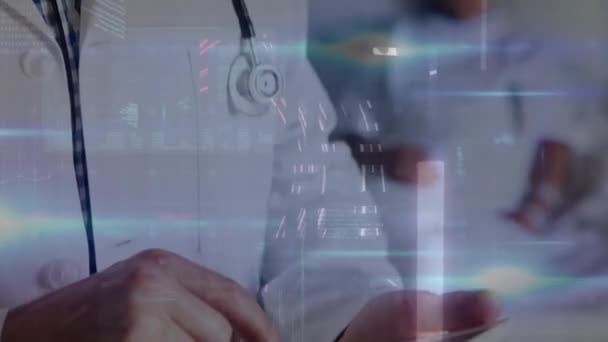 Animazione Del Medico Maschio Caucasico Utilizzando Tablet Elaborazione Dei Dati — Video Stock