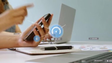 Akıllı telefon kullanan beyaz kadınların üzerindeki ikonlarla olan bağlantıların animasyonu. küresel bağlantılar, veri işleme ve dijital arayüz konsepti dijital olarak oluşturulmuş video.