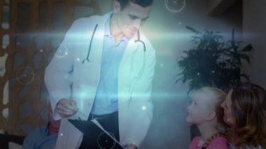 Kafkasyalı erkek doktor üzerinden beyaz kadın ve kızına rapor veren bağlantılar. Tıbbi sağlık ve teknoloji konsepti