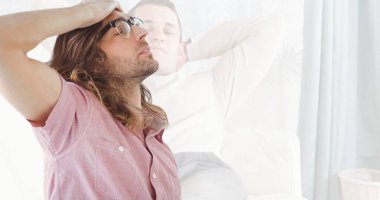 Evdeki yorgun beyaz adamları iki kez görüntüle, kopyalama uzayı. Rahatlayın, içinizdeki koltuğu kutlayın. Patatesler, tembeller, tembeller, ulusal tembel günler..