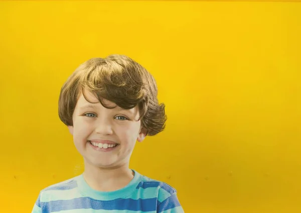 Portret Van Een Blanke Jongen Lachend Tegen Kopieerruimte Gele Achtergrond — Stockfoto