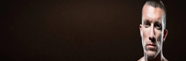 Портрет Кавказької Людини Копіювальним Простором Текстурованому Коричневому Тлі Спортивно Фітнес — стокове фото