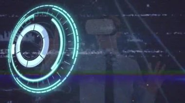 VR kulaklık kullanan adamlar ve bağlantılar ağı üzerinden tarama alanının animasyonu. küresel bilim, bağlantılar, veri işleme ve dijital arayüz kavramı dijital olarak oluşturulmuş video.