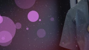 Yüz maskeli beyaz erkek doktor üzerinde pembe noktaların animasyonu. Dijital olarak üretilen tıp, sağlık ve salgın konsepti.