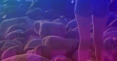 Pembe kare dizayn modeli, deniz kenarındaki kayalarda duran beyaz kadının dikiz aynasıyla karşılaştırılıyor. Seyahat ve tatil kavramı