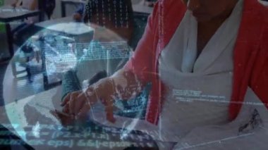 Çeşitli öğrencilerin veri işleme yerine tablet kullandıkları beyaz kadın öğretmen animasyonu. küresel iş, bağlantılar ve dijital arayüz konsepti dijital olarak oluşturulmuş video.