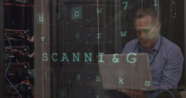 Sunucu odasındaki beyaz adama yapılan siber saldırı uyarısı. küresel internet güvenliği, bağlantılar ve veri işleme konsepti dijital olarak oluşturulmuş video.