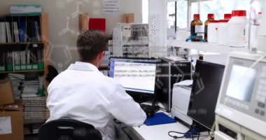 Kafkasyalı erkek bilim adamı üzerinde bilimsel veri işleme animasyonu. küresel bilim, bağlantılar, veri işleme ve dijital arayüz kavramı dijital olarak oluşturulmuş video.