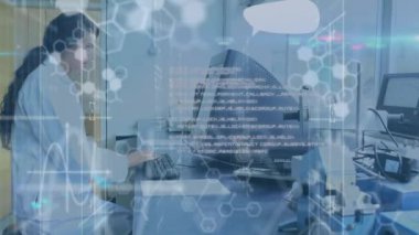 Bilgisayar kullanan kadın bilim adamının dijital veri işleme animasyonu. küresel bağlantılar, veri işleme ve dijital arayüz konsepti dijital olarak oluşturulmuş video.