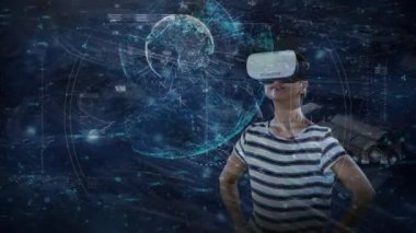 VR kulaklık kullanan çift ırklı kadın üzerinde yapılan tarama ve veri işleme animasyonları. küresel bilim, teknoloji ve dijital arayüz kavramı dijital olarak oluşturulmuş video.