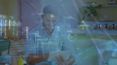 Veri işleme üzerinde tablet kullanan beyaz bir adamın animasyonu. küresel iş, bağlantılar ve dijital arayüz konsepti dijital olarak oluşturulmuş video.