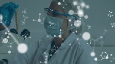 Mikroskop ile laboratuvarda çalışan beyaz kadın bilim adamı üzerinde moleküllerin animasyonu. küresel bilim, araştırma ve veri işleme kavramı dijital olarak oluşturulmuş video.