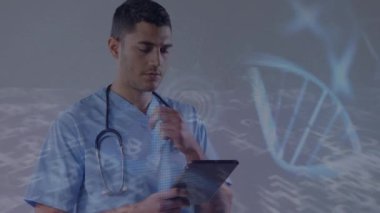 Veri işleme üzerinde tablet kullanan beyaz erkek doktorun animasyonu. küresel tıp ve dijital arayüz kavramı dijital olarak üretilen video.