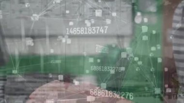 Bilgisayar kullanan beyaz bir çocuğun elleri üzerindeki bağlantıların animasyonu. Bilgisayarlar, ağ, bağlantılar ve teknoloji konsepti dijital olarak oluşturulmuş video.