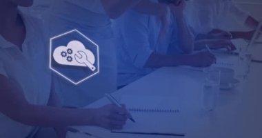 Çeşitli iş adamları üzerinde finansal simgelerin canlandırılması. küresel nişanlılar, bağlantılar, veri işleme ve dijital arayüz kavramı dijital olarak oluşturulmuş video.