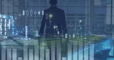 Tramvay çantalı ve gece trafiğiyle iş adamının dikiz aynasıyla ilgili istatistiksel veri işleme. iş verileri ve analitik teknoloji kavramı