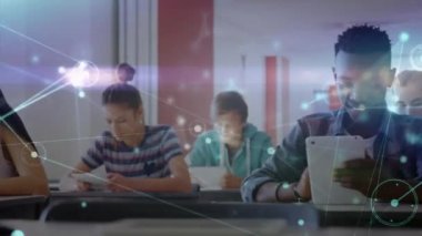 Okuldaki tabletleri kullanarak çeşitli öğrencilerle olan bağlantıların animasyonu. Ağ, bağlantılar, okul, eğitim ve öğrenme teknolojisi konsepti dijital olarak oluşturulmuş video.