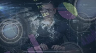 Veri işleme üzerine beyaz iş adamının animasyonu. küresel iş, bağlantılar ve dijital arayüz konsepti dijital olarak oluşturulmuş video.