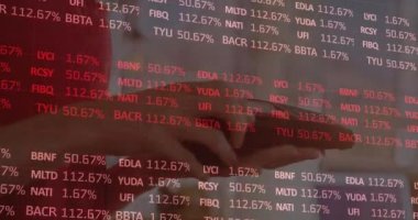 Ödeme terminalini kullanan insanların ellerinde finansal verilerin animasyonu. Finans, ekonomi, iş, kablosuz ödemeler ve teknoloji konsepti dijital olarak oluşturulmuş video.