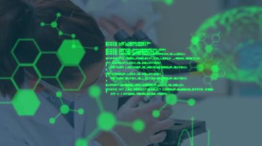 Mikroskop kullanan beyaz kadın bilim adamının veri işleme animasyonu. küresel bilim ve dijital arayüz kavramı dijital olarak oluşturulmuş video.