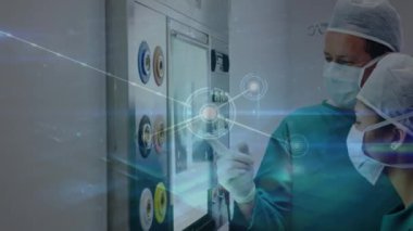 Ameliyathanede iki beyaz cerrah arasındaki bağlantı ağının animasyonu. küresel tıp, covid 19 pandemik konsept sırasında sağlık hizmetleri dijital olarak üretilen video.