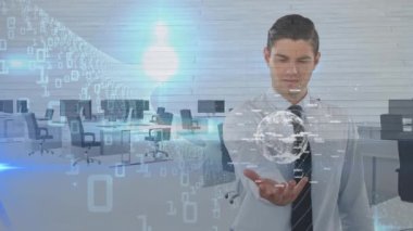 Ofisteki veri işleme üzerine beyaz iş adamının animasyonu. Sosyal medya ve iletişim arayüzü kavramı dijital olarak oluşturulmuş video.