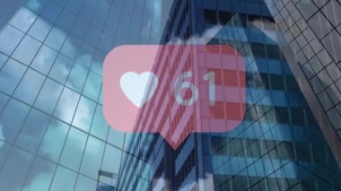 Şehir manzarası üzerinde kalp ikonunun canlandırılması. küresel bağlantılar, veri işleme ve teknoloji konsepti dijital olarak oluşturulmuş video.