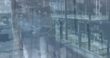 Çift ırklı iş kadını yürüyüşü üzerine veri işleme animasyonu. küresel iş, finans, bağlantılar ve dijital arayüz konsepti dijital olarak oluşturulmuş video.