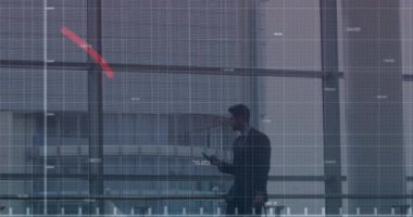 Akıllı telefon kullanan iki ırklı iş adamının finansal veri işleme animasyonu. küresel iş, finans, veri işleme ve dijital arayüz kavramı dijital olarak oluşturulmuş video.
