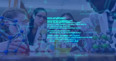 Çeşitli okul çocukları ve öğretmenler üzerinde veri işleme ve kimyasal formüllerin animasyonu. küresel bilim, teknoloji ve dijital arayüz kavramı dijital olarak oluşturulmuş video.