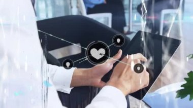 Akıllı telefon kullanan kişi üzerinden bağlantı ağının animasyonu. küresel bağlantılar, veri işleme ve dijital arayüz konsepti dijital olarak oluşturulmuş video.