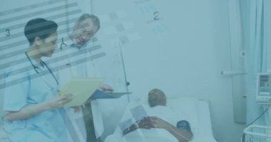 İki farklı doktorun hastasıyla veri işleme animasyonu. küresel bilim, bağlantılar, veri işleme ve dijital arayüz kavramı dijital olarak oluşturulmuş video.