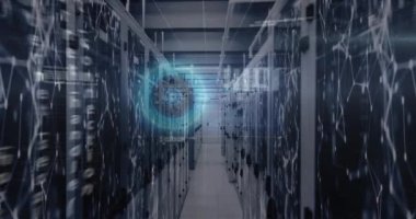 Sunucu odasındaki parlayan iletişim ağları üzerinden arayüz ekran işleme verilerinin animasyonu. Küresel iletişim ve dijital arayüz konsepti dijital olarak oluşturulmuş video.