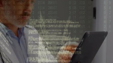 Veri işleme üzerinde tablet kullanan beyaz erkek doktorun animasyonu. küresel tıp ve dijital arayüz kavramı dijital olarak üretilen video.