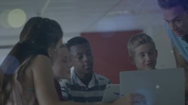 Dizüstü bilgisayarı ve çeşitli öğrencileri olan beyaz erkek öğretmenle olan bağlantıların animasyonu. Ağ, bağlantılar, okul, eğitim ve öğrenme teknolojisi konsepti dijital olarak oluşturulmuş video.