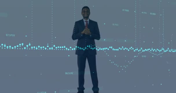 Статистична Обробка Даних Над Афріканським Американським Бізнесменом Стоїть Проти Сірого — стокове відео