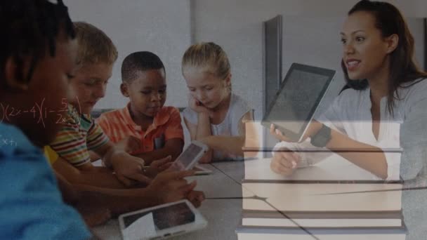 非洲裔美国女教师在学校使用数字平板电脑的数学公式 学校和教育概念 — 图库视频影像