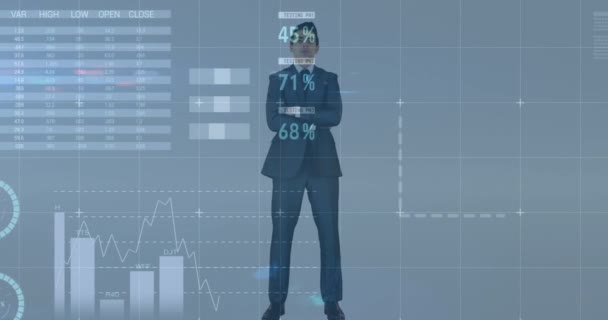 灰色の背景に立って白人実業家の肖像上の統計データ処理 ビジネスデータと分析技術の概念は — ストック動画