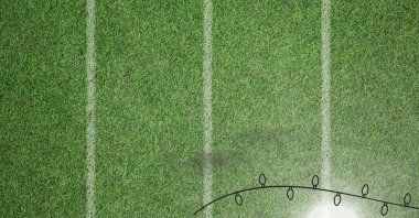 Işık noktasının birleşik görüntüsü ve çimen alanının fotokopi alanı ile üst görüntüsü. spor ve yarışma konsepti