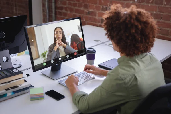 Biraciale Zakenman Afrikaanse Amerikaanse Zakenvrouw Hebben Online Vergadering Desktop Ongewijzigd — Stockfoto