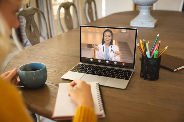 Mujer Asiática Haciendo Gestos Durante Una Videollamada Con Una Mujer — Foto de Stock