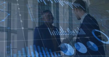 İki farklı iş adamının finansal veri işleme animasyonu. küresel iş, finans, veri işleme ve dijital arayüz kavramı dijital olarak oluşturulmuş video.