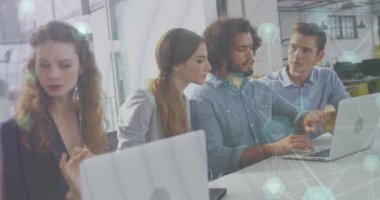 Ofisteki çeşitli kadın ve erkek iş arkadaşlarının ikonlarla olan bağlantılarının animasyonu. İş, işbirliği ve dijital olarak üretilen teknoloji konseptiyle çalışma.