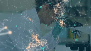 Mikroskop kullanan beyaz kadın bilim adamının veri işleme animasyonu. küresel bilim ve dijital arayüz kavramı dijital olarak oluşturulmuş video.