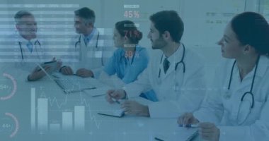 Çeşitli doktor grupları üzerinde veri işleme animasyonu. küresel bilim, bağlantılar, veri işleme ve dijital arayüz kavramı dijital olarak oluşturulmuş video.