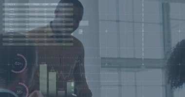 Ofiste konuşan çeşitli iş adamlarının finansal verilerinin ve grafiklerinin animasyonu. işletme, finans, ekonomi ve teknoloji konsepti dijital olarak oluşturulmuş video.