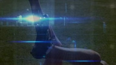 Afrika kökenli Amerikalı erkek futbolcuya karşı mavi ışık noktaları bacak egzersizi yapıyor. spor ve teknoloji konsepti