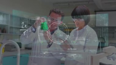 Matematiksel denklemlerin animasyonu ve çeşitli bilim adamlarının laboratuvar şehirlerinde taranması. küresel bilim, teknoloji ve dijital arayüz kavramı dijital olarak oluşturulmuş video.